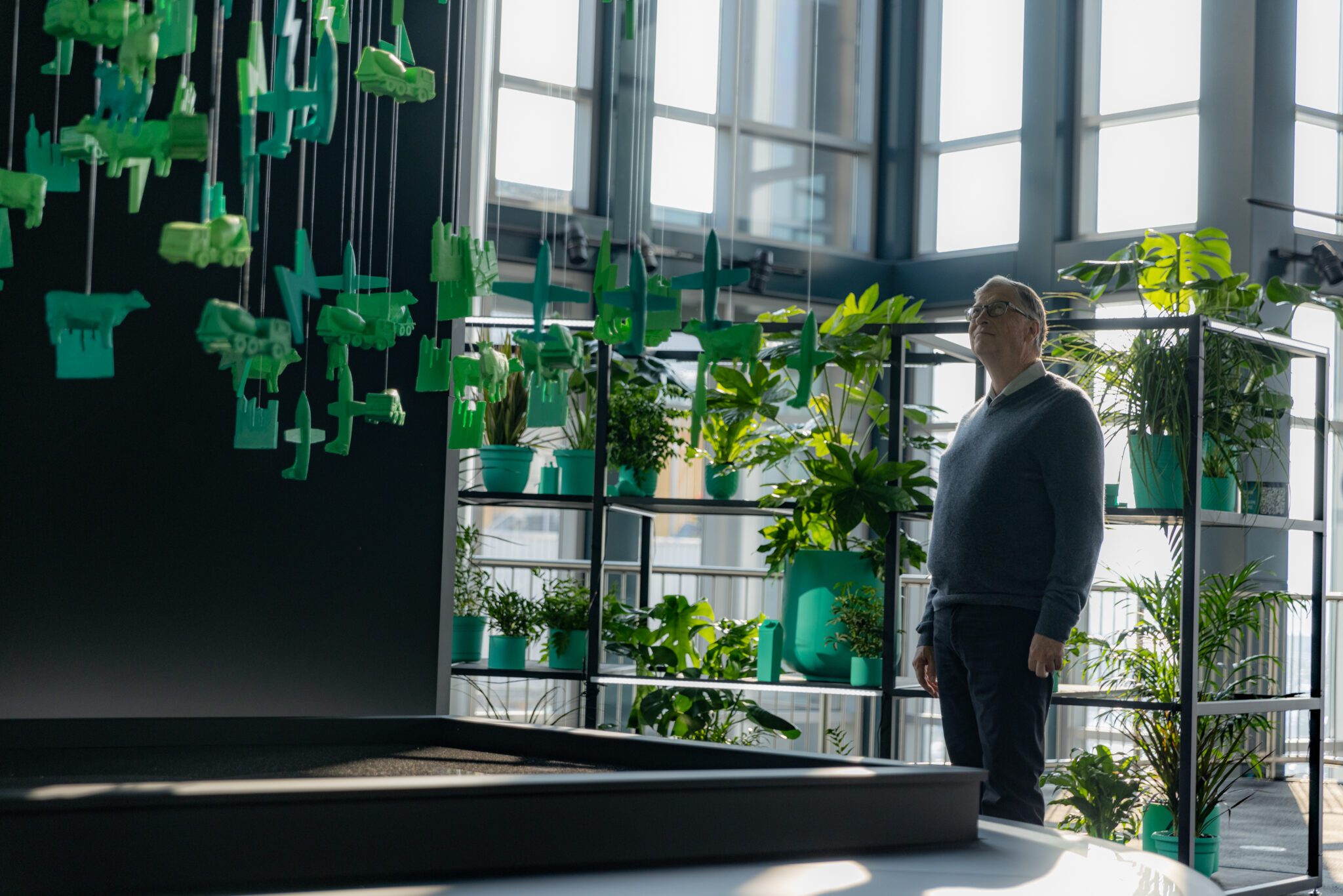 Bill Gates looking up at the F0CUS Grand Challenges installation