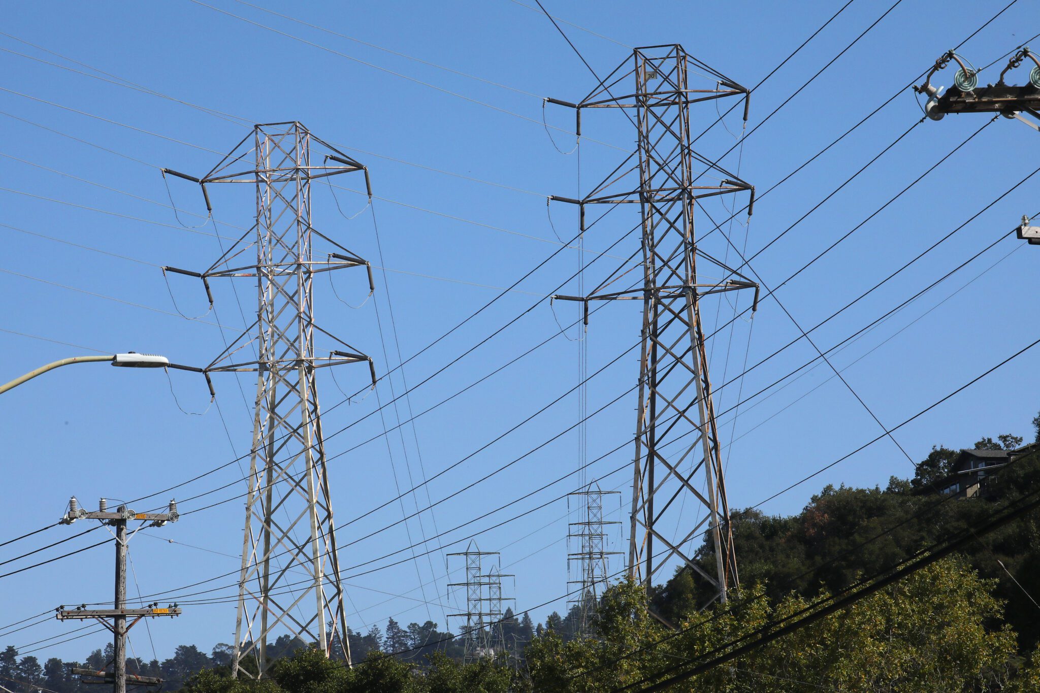 FILE Ñ Power transmission lines in Oakland, Calif., on Oct. 14, 2019. Replacing existing power lines with cables made from state-of-the-art materials could roughly double the capacity of the electric grid in many parts of the country. (Jim Wilson/The New York Times)